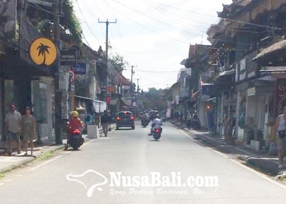 Nusabali.com - tanpa-parkir-liar-lalu-lintas-di-ubud-lancar