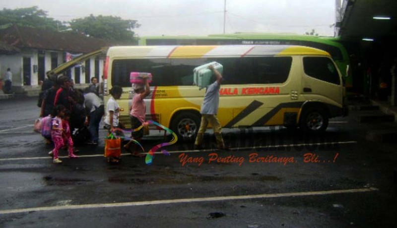 www.nusabali.com-11-bus-cadangan-standby-di-ubung