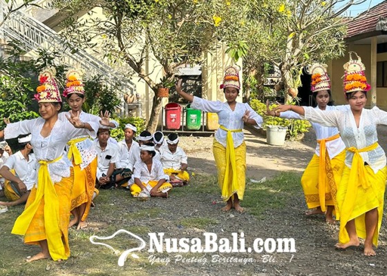 Nusabali.com - siswa-pentas-rejang-saat-piodalan-saraswati