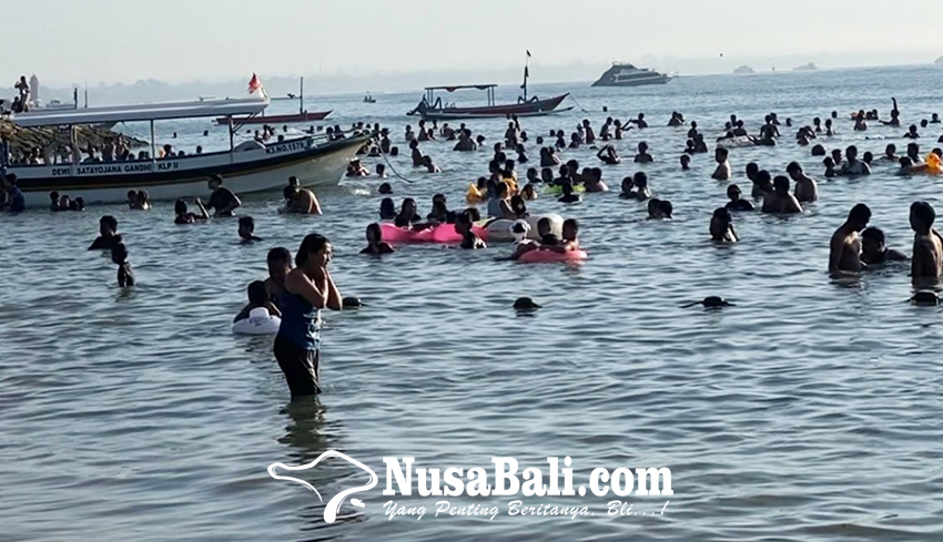 www.nusabali.com-warga-denpasar-memadati-pantai-sanur-saat-melukat-banyu-pinaruh