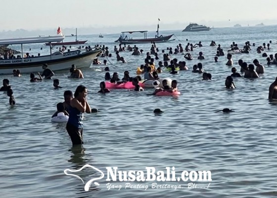 Nusabali.com - warga-denpasar-memadati-pantai-sanur-saat-melukat-banyu-pinaruh