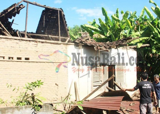 Nusabali.com - hujan-deras-hancurkan-atap-rumah-di-desa-panji
