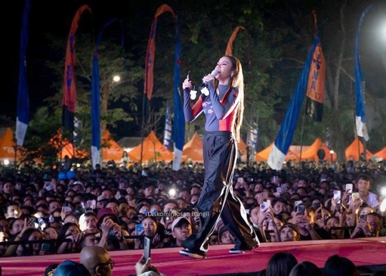 Nusabali.com - mahalini-hipnotis-ribuan-penonton-di-bangli