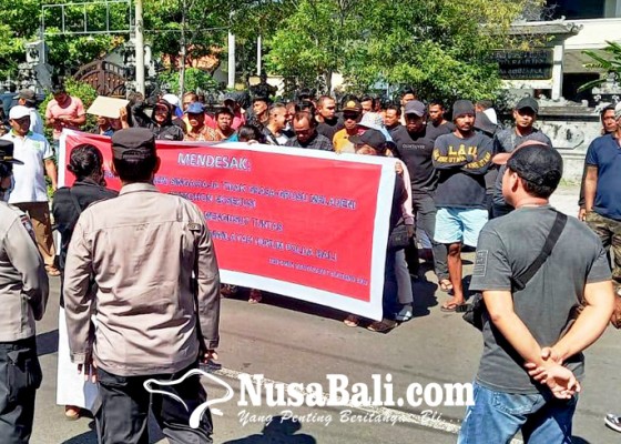 Nusabali.com - soroti-mafia-perbankan-warga-geruduk-pn-singaraja
