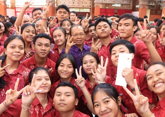 Nusabali.com - guru-siswa-antusias-sambut-gubernur-koster-di-smkn-5-denpasar