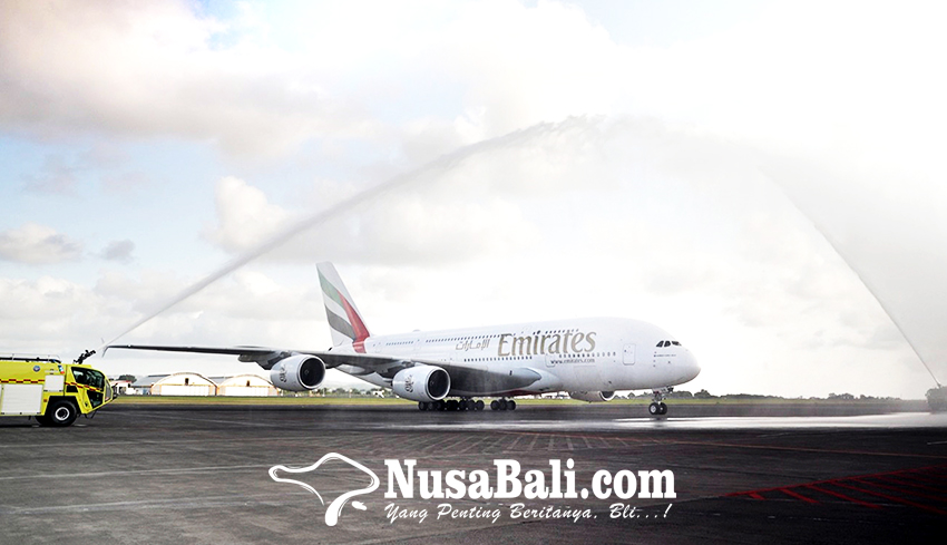 www.nusabali.com-sejarah-baru-penerbangan-indonesia-pesawat-super-jumbo-airbus-a380-emirates-mendarat-perdana-di-bali