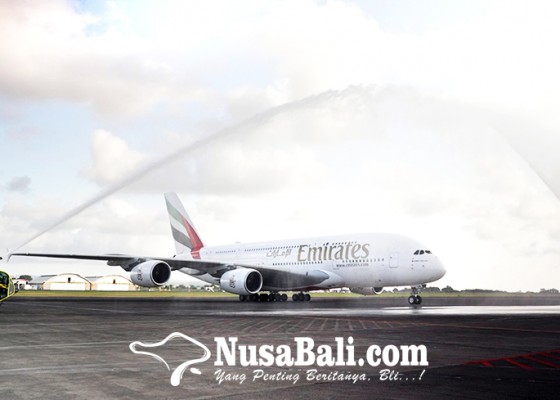 Nusabali.com - sejarah-baru-penerbangan-indonesia-pesawat-super-jumbo-airbus-a380-emirates-mendarat-perdana-di-bali