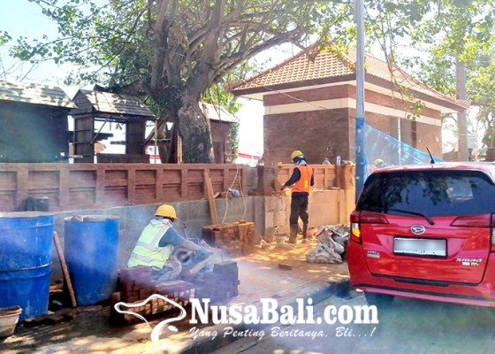 Nusabali.com - debu-beterbangan-renovasi-tembok-penyengker-dikeluhkan
