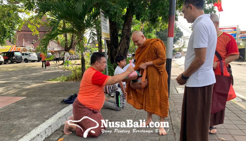www.nusabali.com-bhikkhu-dari-thailand-laksanakan-ritual-pindapata-di-kawasan-puja-mandala-nusa-dua