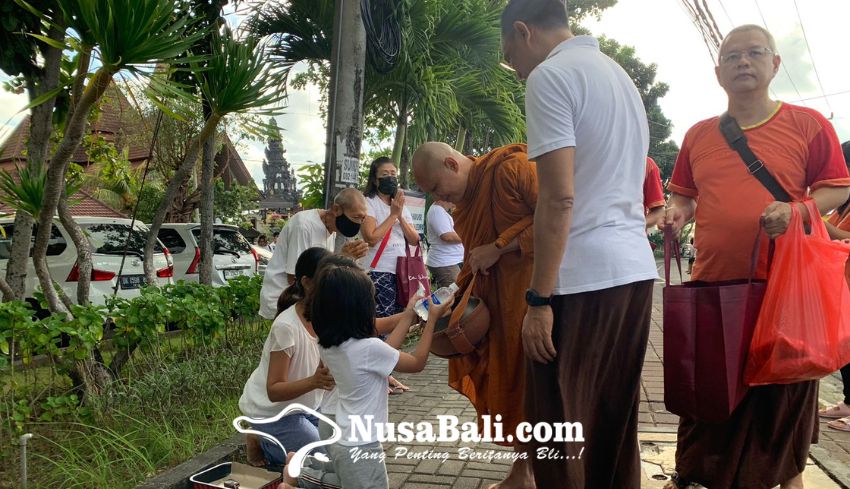 www.nusabali.com-bhikkhu-dari-thailand-laksanakan-ritual-pindapata-di-kawasan-puja-mandala-nusa-dua
