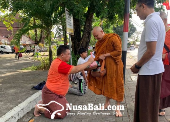 Nusabali.com - bhikkhu-dari-thailand-laksanakan-ritual-pindapata-di-kawasan-puja-mandala-nusa-dua