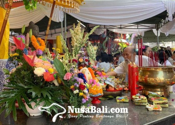 Nusabali.com - akulturasi-budaya-bali-saat-perayaan-waisak-di-vihara-dharmayana-kuta-canang-dan-gebongan-jadi-sarana-persembahan