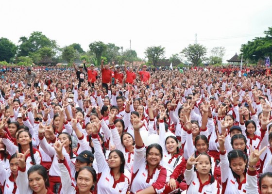 Nusabali.com - puluhan-ribu-warga-karangasem-antusias-berbaur-bersama-gubernur-koster