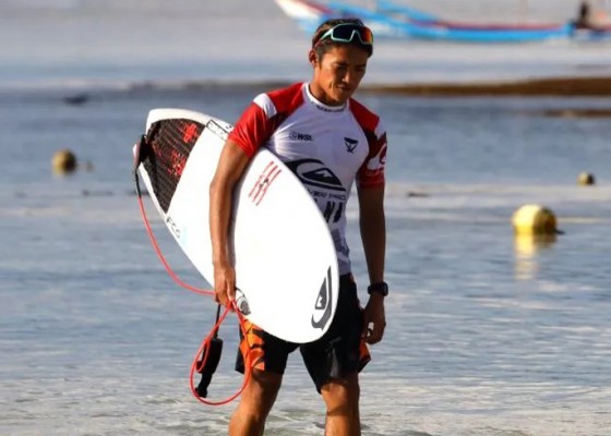 Nusabali.com - rio-dan-ketut-agus-tembus-putaran-iv-isa-world-surfing