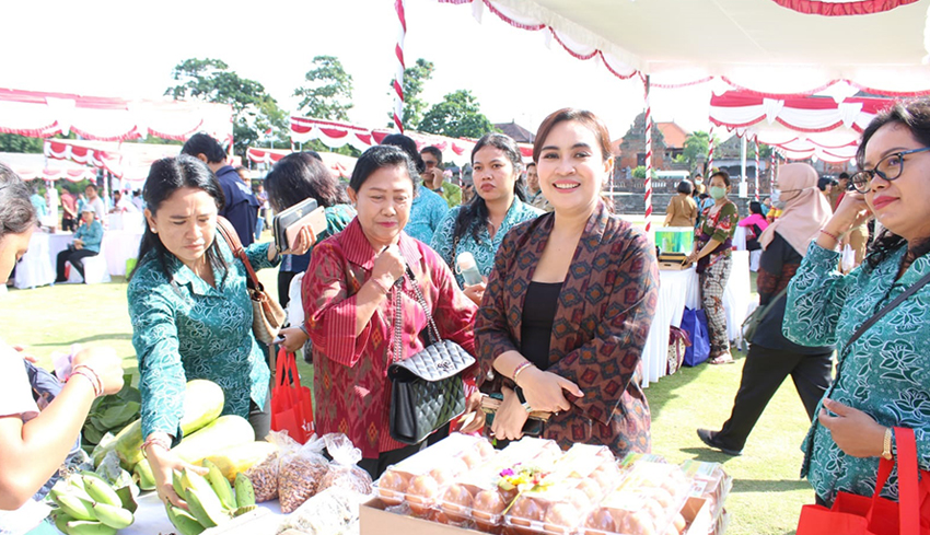 www.nusabali.com-ayu-kristi-kunjungi-pasar-rakyat-tp-pkk-bali-di-klungkung