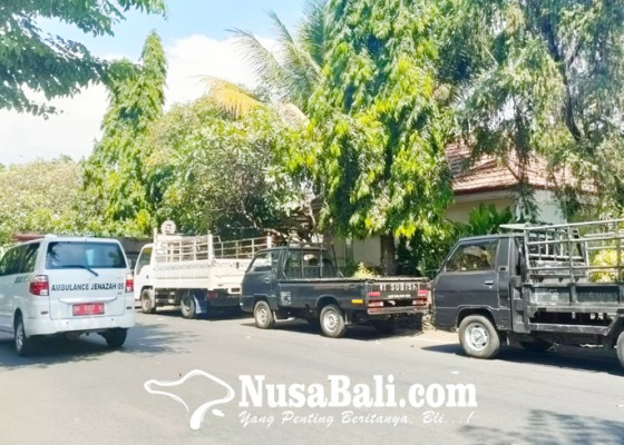Nusabali.com - isi-solar-antrian-truk-mengular