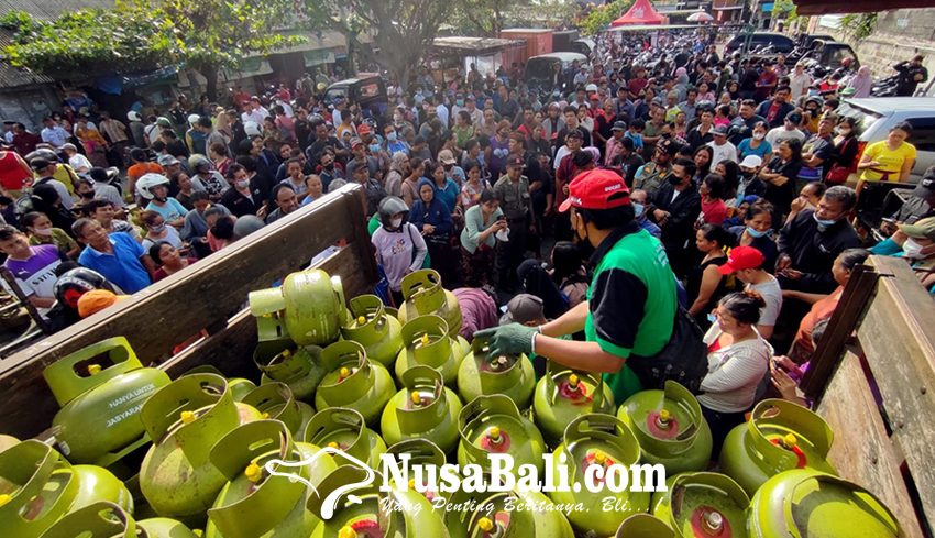 www.nusabali.com-ratusan-warga-antri-membeli-gas-elpiji-3-kg