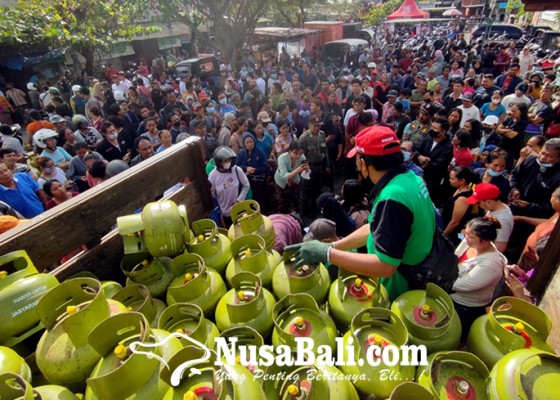 Nusabali.com - ratusan-warga-antri-membeli-gas-elpiji-3-kg