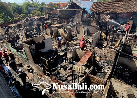 Nusabali.com - puluhan-rumah-di-dusun-wanasari-terbakar
