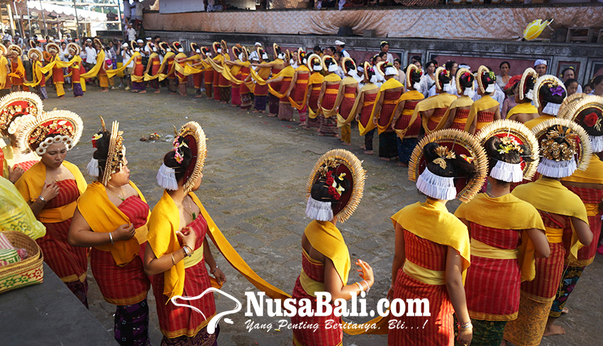 www.nusabali.com-74-penari-rejang-iringi-mendak-ida-bhatara
