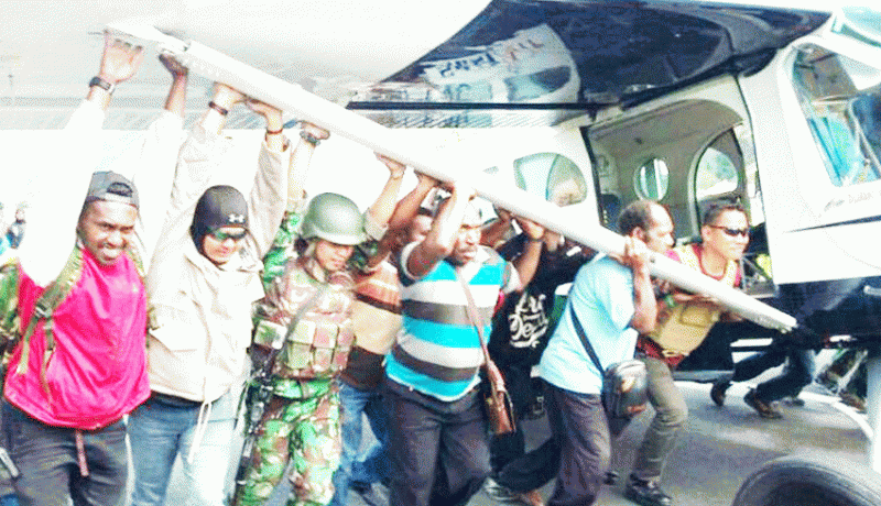 www.nusabali.com-susi-air-ditembaki-kelompok-bersenjata-di-papua