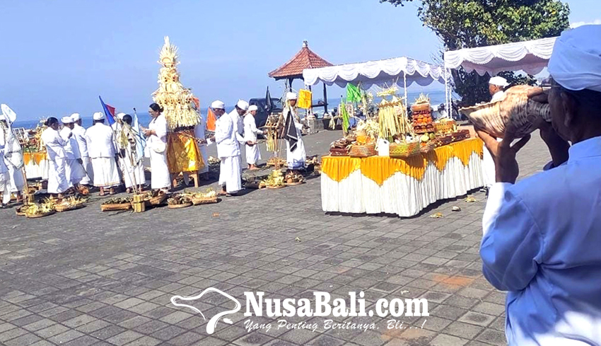 www.nusabali.com-upacara-pamarisudha-bhumi-di-pantai-purnama