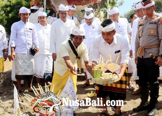Nusabali.com - jembrana-gelar-upacara-pamarisudha-bhumi-di-gilimanuk
