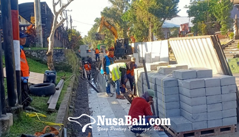 www.nusabali.com-perumda-siagakan-45-tenaga-lapangan-perbaiki-pipa-di-proyek-drainase-dan-trotoar