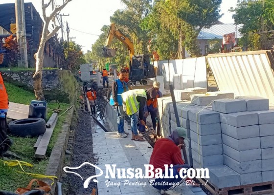 Nusabali.com - perumda-siagakan-45-tenaga-lapangan-perbaiki-pipa-di-proyek-drainase-dan-trotoar