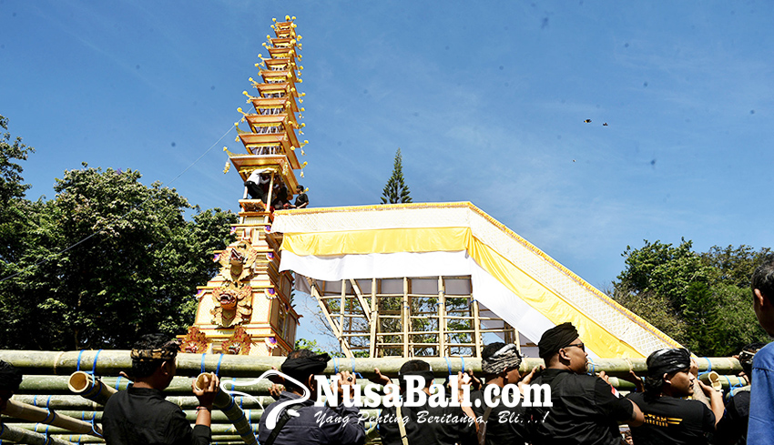 www.nusabali.com-pemasangan-tumpang-bade-pelebon-raja-denpasar