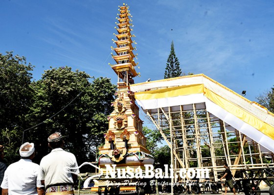 Nusabali.com - pemasangan-tumpang-bade-pelebon-raja-denpasar