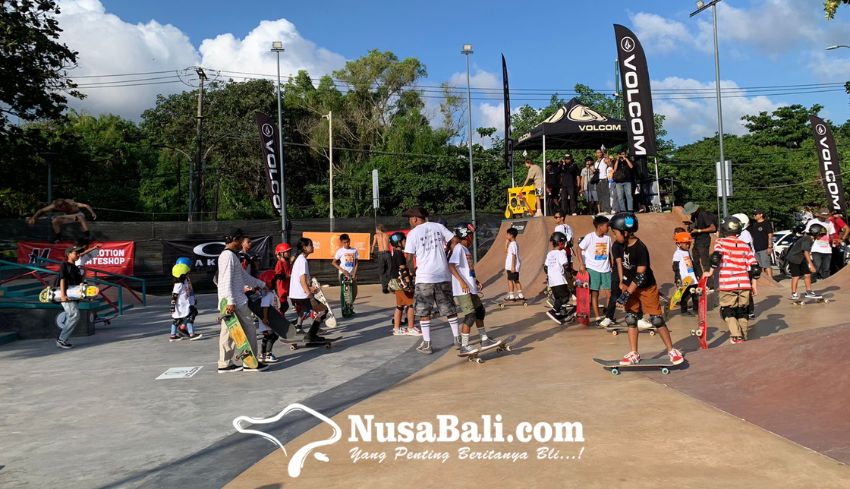 www.nusabali.com-peringati-hari-skateboard-sedunia-500-skater-riding-di-jalan-raya-kuta