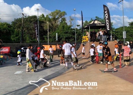 Nusabali.com - peringati-hari-skateboard-sedunia-500-skater-riding-di-jalan-raya-kuta