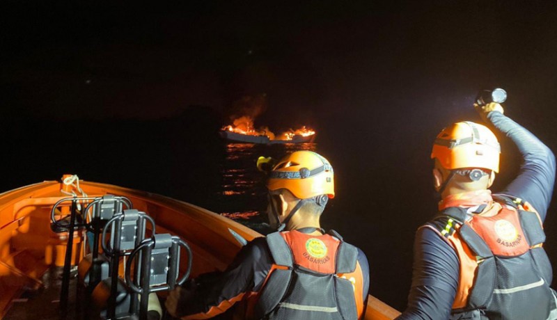 www.nusabali.com-km-bandar-nelayan-terbakar-31-abk-berhasil-dievakuasi