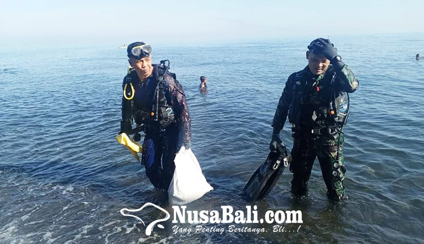 www.nusabali.com-penyelam-angkat-sampah-plastik-di-pantai-penimbangan