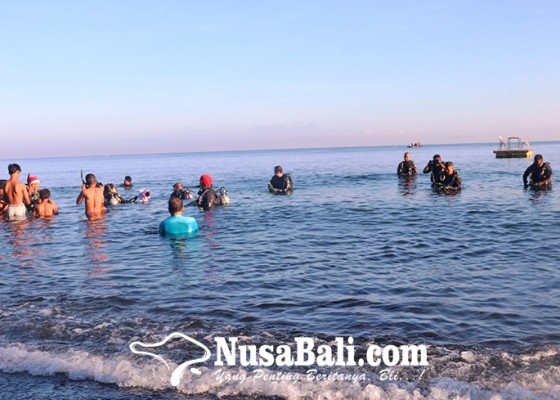 Nusabali.com - penyelam-angkat-sampah-plastik-di-pantai-penimbangan
