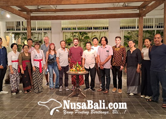 Nusabali.com - 4-minggu-eksplorasi-bali-desainer-prancis-garap-furnitur-rwa-bhineda