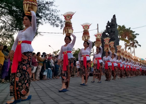 Nusabali.com - empat-hari-festival-tanah-lot-tercatat-37351-kunjungan