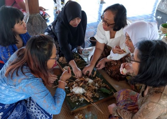 Nusabali.com - tradisi-megibung-diperkenalkan-dalam-perjalanan-kuliner-qatar-indonesia-2023
