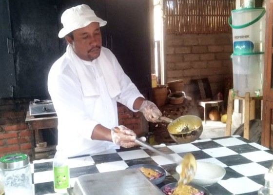 Nusabali.com - dagang-makanan-tradisional-bayarnya-sukarela