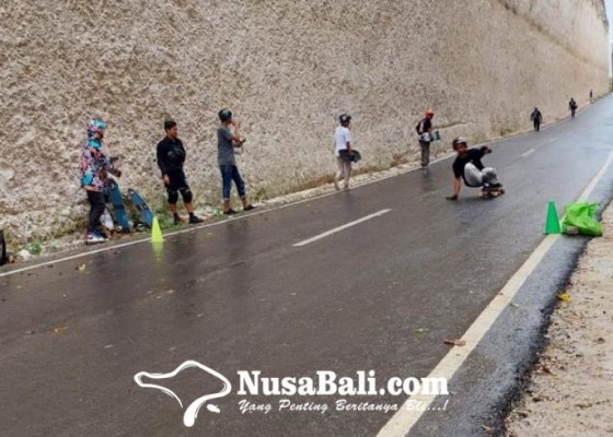 Nusabali.com - longboard-competition-2023-adu-skill-30-skater-di-tanah-barak