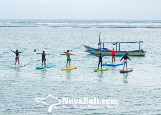 Nusabali.com - asyiknya-yoga-di-atas-papan-seluncur