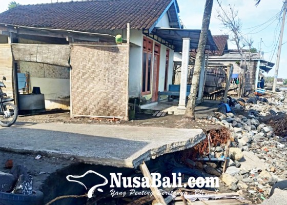 Nusabali.com - cuaca-ekstrem-warga-pebuahan-dihantui-gelombang-tinggi