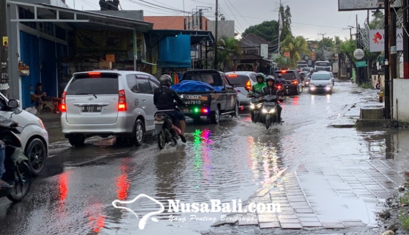 www.nusabali.com-hujan-deras-sejak-pagi-jalan-raya-uluwatu-ungasan-tergenang