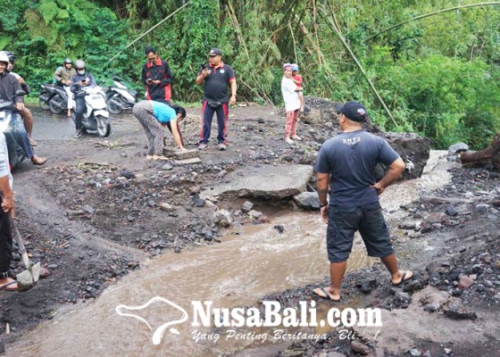 Nusabali.com - lagi-banjir-terjang-jalur-budakeling-ababi
