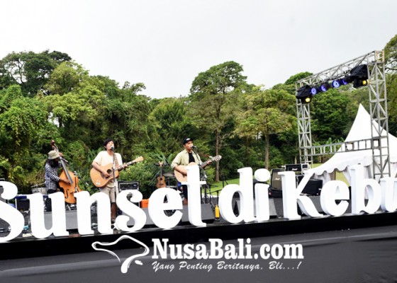 Nusabali.com - menikmati-musik-dalam-suasana-kebun