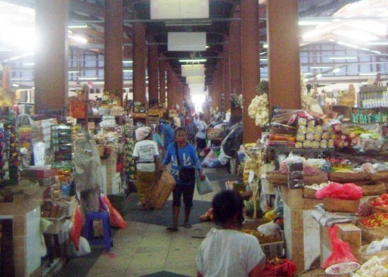 Nusabali.com - perempuan-bermasker-satroni-pasar