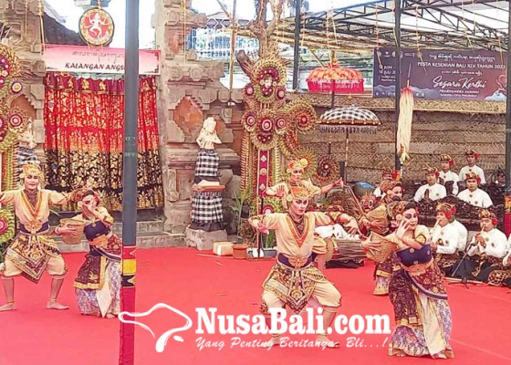 Nusabali.com - komunitas-seni-candi-ghana-bawakan-kesenian-tradisi-gandrung