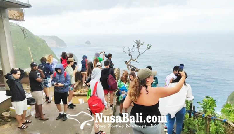www.nusabali.com-wisatawan-diimbau-tidak-menuruni-tebing-pantai-kelingking