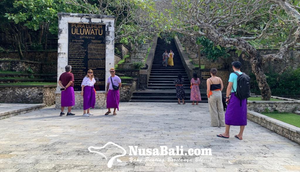 www.nusabali.com-kawasan-luar-pura-uluwatu-dikunjungi-6000-wisatawan-setiap-hari